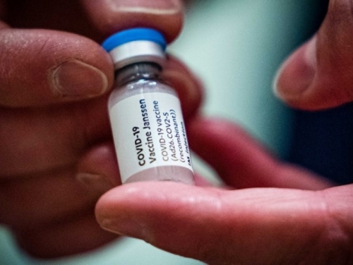 SAD privremeno obustavlja cijepljenje cjepivom koje uskoro stiže kod nas
