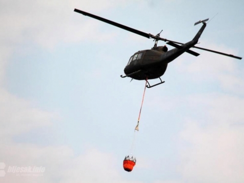 Helikopter pomaže u gašenju požara u Kupresu