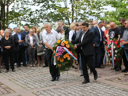 FOTO/VIDEO: Na Uzdolu obilježena 23. obljetnica stravičnog pokolja nad Hrvatima