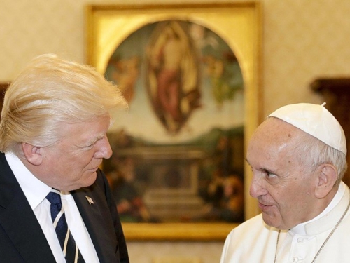 Papa spreman Trumpu u lice reći da je okrutan