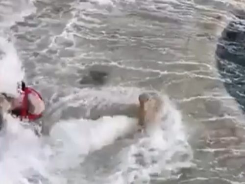VIDEO| Otišli u šetnju po rivi, pa ih potpuno prekrio val