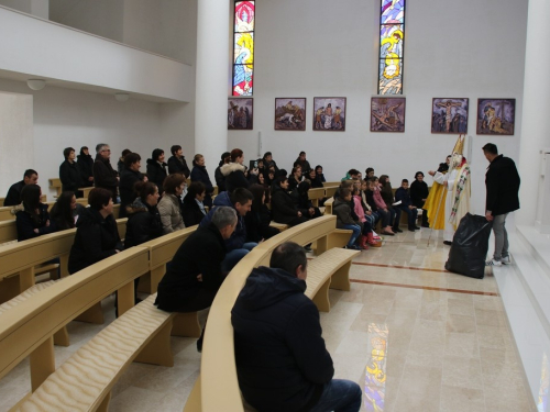 FOTO: Sv. Nikola podijelio darove djeci na Orašcu