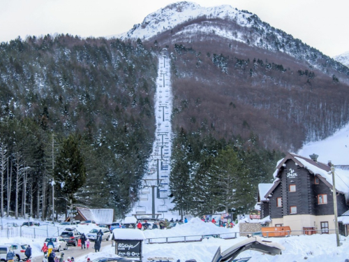 FOTO/VIDEO: Izletnici na Blidinju uživaju u snijegu - pogledajte snimke iz zraka