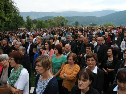 FOTO: Više tisuća vjernika na misi "Uočnici" na Šćitu