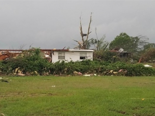 Snažan tornado sravnio gradić u Teksasu, najmanje petero ljudi poginulo