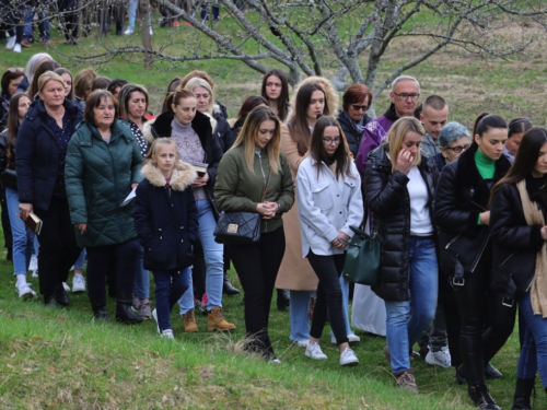 FOTO: Put križa kroz fratarski gaj na Šćitu