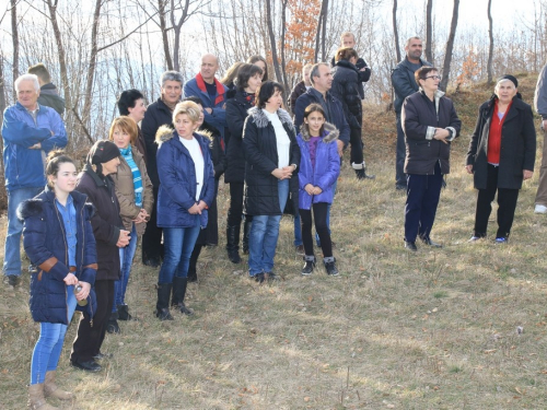 FOTO: Vlč. Stipo Knežević predvodio križni put na Uzdolu