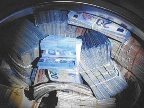 Policija u perilici pronašla 350.000 eura