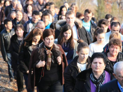 FOTO: Fra Andrija Jozić predvodio Križni put na Uzdolu