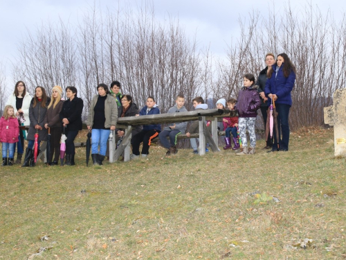 FOTO: Fra Andrija Jozić predvodio križni put na Uzdolu