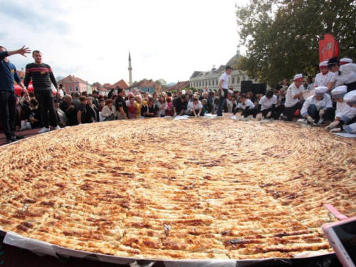 Guinnessov rekord: Napravljen burek od 650 kilograma i porcija s 1.500 ćevapa