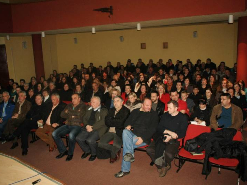 FOTO: U Prozoru održana premijera filma "Oteto djetinjstvo"