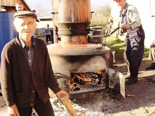 Ćoro i u 87. godini života neumorno peče rakiju na svom 'veselom stroju'