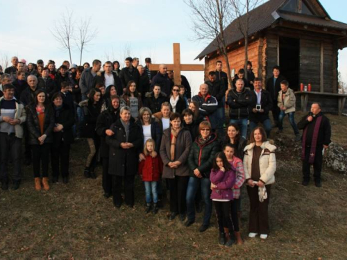 FOTO: Fra Andrija Jozić predvodio Križni put na Uzdolu