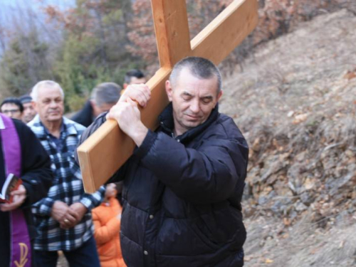 FOTO: Vlč. mr. Pero Brajko predvodio Križni put na Uzdolu