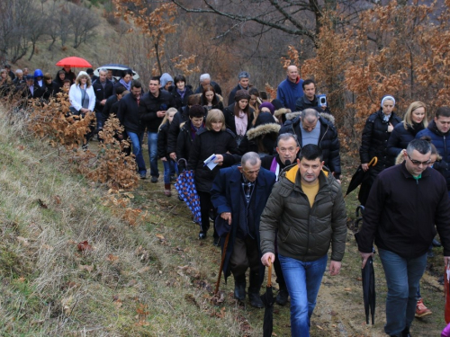 FOTO: Vlč. Ljubo Zadrić predvodio križni put na Uzdolu