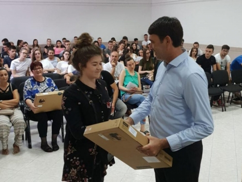 Grad Imotski darovao 130 laptopa maturantima