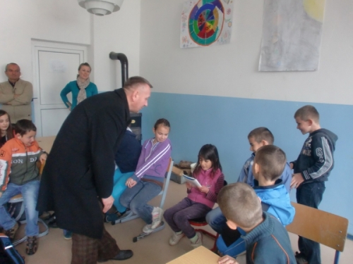 FOTO: Učenici s piscem Vladom Kudićem obilježili Dan dječje knjige