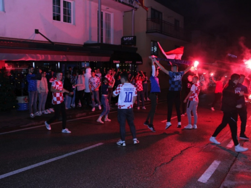 FOTO/VIDEO: Veliko slavlje u Prozoru nakon pobjede 'Vatrenih'