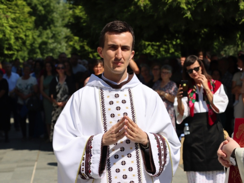 FOTO: Na Šćitu svečano proslavljena Velika Gospa i Mlada misa fra Mile Belje