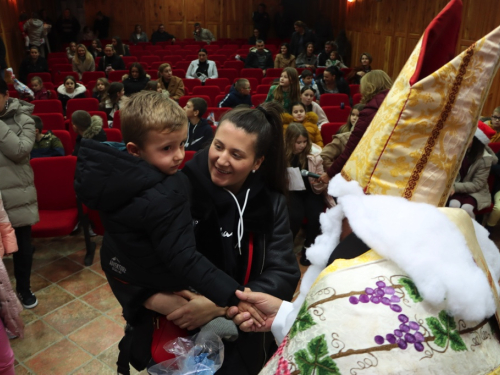 FOTO: Sv. Nikola i ove godine razveselio djecu u župi Rama-Šćit
