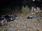 Dvije osobe ozlijeđene u samoslijetanju vozila