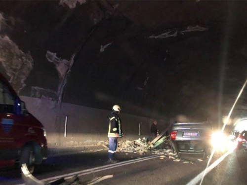 Troje ozlijeđenih u sudaru automobila i traktora u tunelu