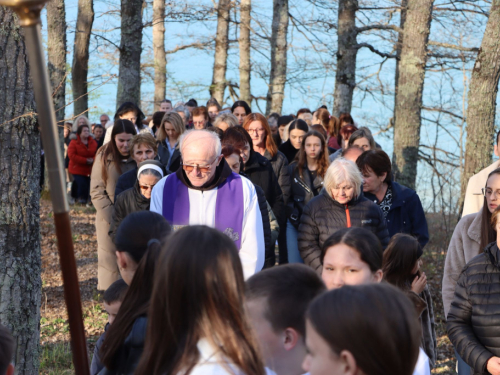 FOTO: Put križa kroz fratarski gaj na Šćitu