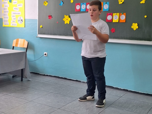FOTO: Priredba povodom Majčinog dana u područnoj školi na Lugu