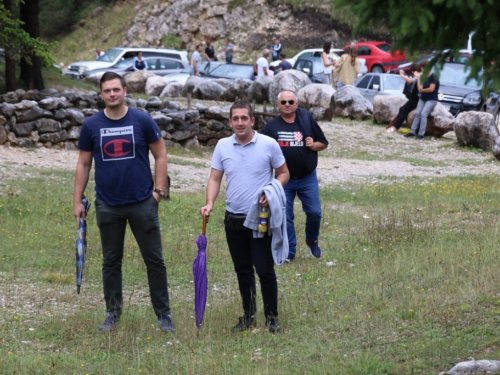 FOTO/VIDEO: Na Vranu služena sv. misa za poginule duvandžije