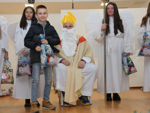 FOTO: Sveti Nikola razveselio najmlađe u župi Rumboci