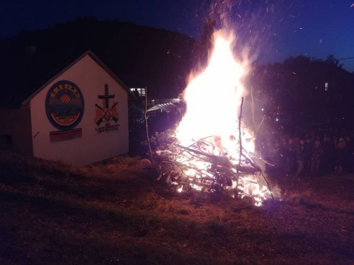 FOTO: Paljenjem svitnjaka Rama dočekuje sv. Ivu