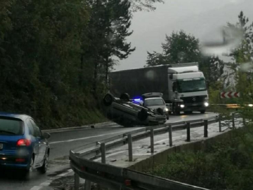 Jablanica: Automobil završio na krovu