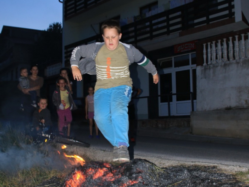 FOTO: Paljenjem svitnjaka Rama dočekuje sv. Ivu