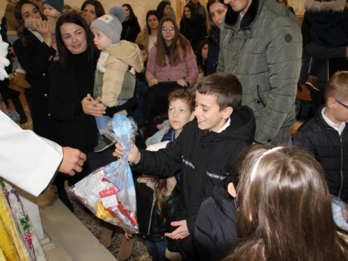 FOTO: Sv. Nikola i ove godine razveselio djecu u župi Rama-Šćit