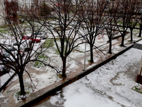 Olujno nevrijeme: Dok svi čekaju snijeg, Trebinje jutros pogodio grad!