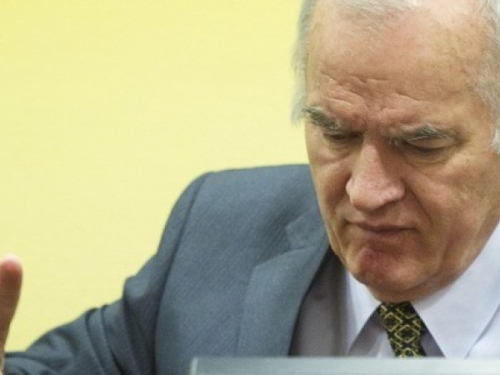 Mladić zaprijetio obitelji žrtava prešavši prstom preko vrata