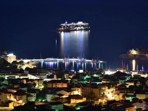 Makarska: Najveća svjetska privatna jahta uplovila u gradsku luku