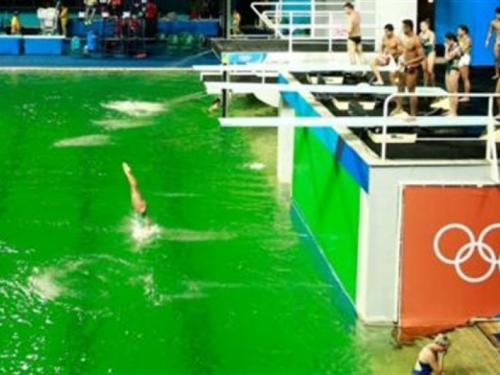 Internet se i dalje ruga organizatorima OI zbog zelene vode u bazenu