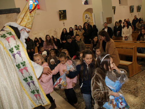 FOTO: Sv. Nikola i ove godine razveselio djecu u župi Rama-Šćit