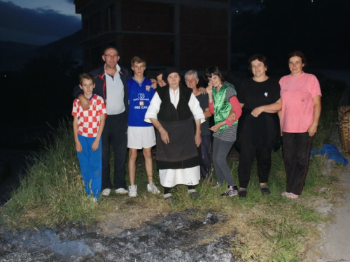 FOTO: Paljenjem svitnjaka Rama dočekuje sv. Ivu