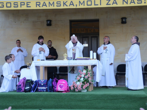 FOTO: Započela trodnevnica u župi Rama-Šćit, prvašići darovani prigodnim darovima