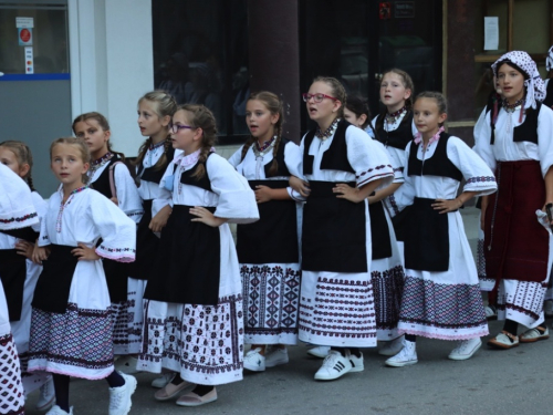 FOTO/VIDEO: 2. večer folklora u Prozoru - ''Običaje svoje zaboravit neću''