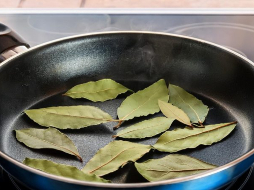 Metoda aromatiziranja: Ispecite lovorov list u tavi i uživajte u rezultatu