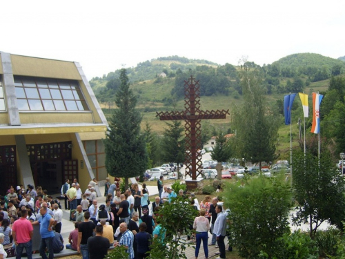 FOTO: Misa sekundacija mladomisnika Ljube Zelenike u župi Uzdol