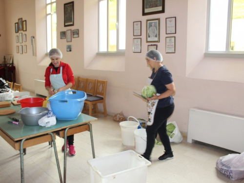 FOTO| Mladi iz Župe Prozor prikupljali hranu za socijalno ugrožene obitelji