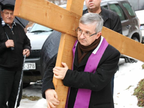 FOTO: Provincijal fra Lovro Gavran predvodio misu i Križni put na Uzdolu