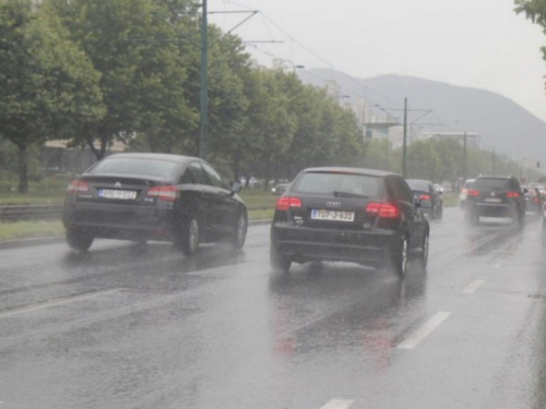 Smanjena vidljivost zbog magle, usporen promet na više dionica