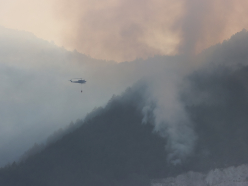 Požar u Rami i dalje gori: Helikopter OS BiH na terenu, iščekuje se pomoć kanadera iz Hrvatske