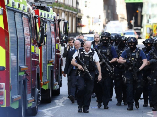 Teroristički napad u Londonu, troje ljudi izbodeno, policija upucala napadača